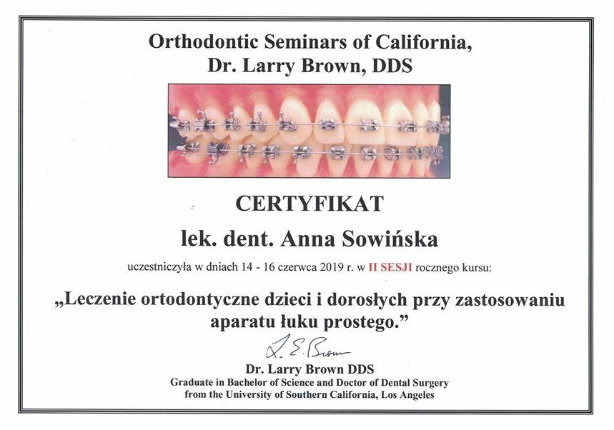 Certyfikat w języku polskim przyznany dr Annie Sowińskiej za udział w seminarium ortodontycznym na temat leczenia dorosłych aparatami z łukiem prostym, podpisany przez dr Larry'ego Browna, zawierający zdjęcia zębów z aparatami ortodontycznymi. Profesjonalny dentysta Kraków.