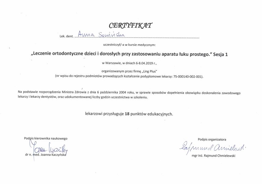 Certyfikat w języku polskim przyznany Annie Sowińskiej za ukończenie kursu leczenia ortodontycznego dorosłych aparatami łukowymi prostymi, z dnia 6 sierpnia 2019 r., podpisany i opieczętowany przez Profesjonalny Stomatolog Kraków.