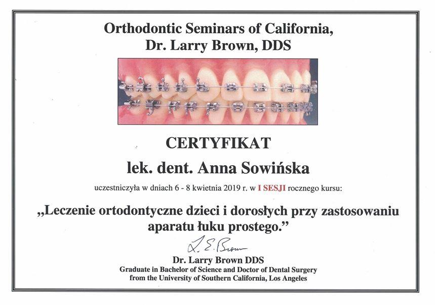 Certyfikat z wizerunkiem dentysty przedstawiający aparat ortodontyczny na zębach. Otrzymała go lek. dent. Anna Sowińska za udział w seminarium ortodontycznym dr Larry'ego Browna na temat aparatów na łuk prosty, podkreślającym Profesjonalny Stomatolog Kraków.