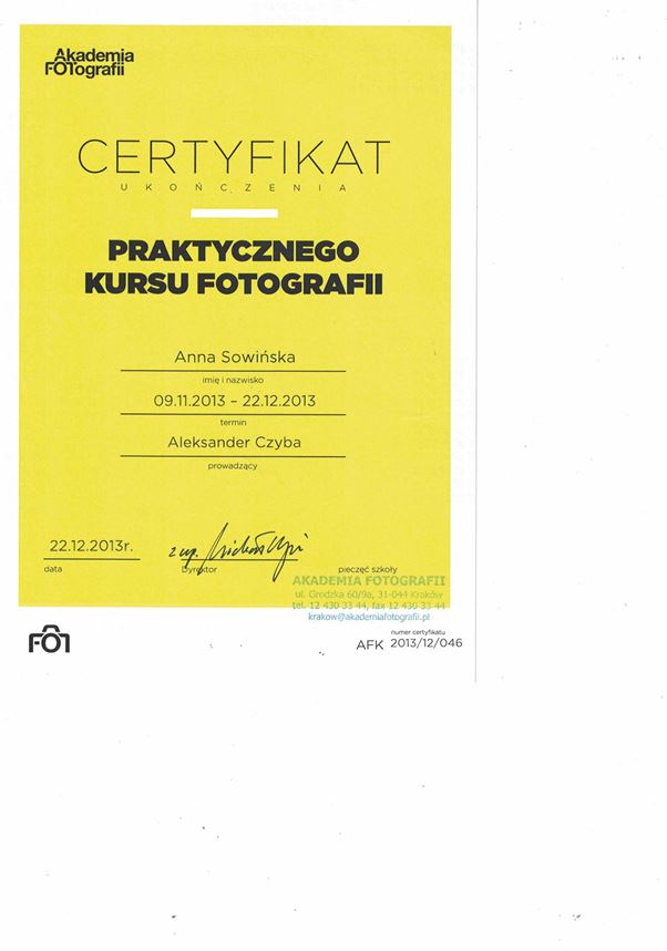 Polski certyfikat na żółtym tle zatytułowany Certyfikat ukończenia praktycznego kursu fotografii, przyznany Annie Sowińskiej przez Akademię Fotografii 22.12.2013 i podpisany przez promotora, podkreśla jej umiejętności jak Profesjonalny dentysta Kraków.