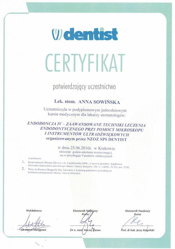Certyfikat w języku polskim wydany przez Profesjonalnego Dentystę Kraków dla Anny Sowińskiej za udział w kursie stomatologicznym dotyczącym zaawansowanych technik endodontycznych, z podpisami i pieczątkami na dole.
