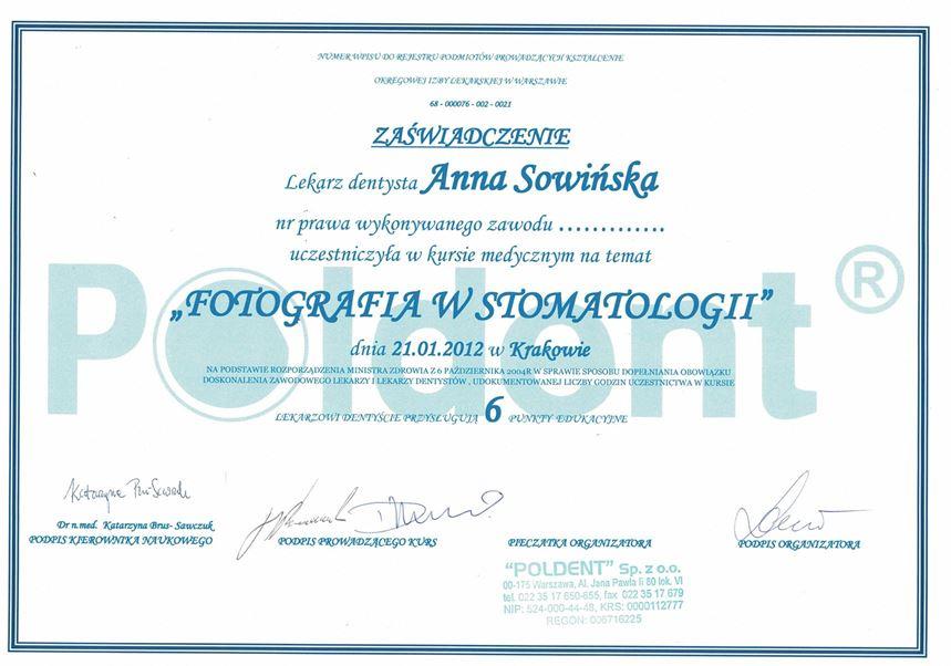Certyfikat w języku polskim przyznany Annie Sowińskiej za udział w kursie medycznym "Fotografia w Stomatologii" w dniu 21.01.2012 w Krakowie, związanym z Profesjonalnym Leczeniem Stomatologicznym Kraków, zawierający podpisy i logo Poldent.