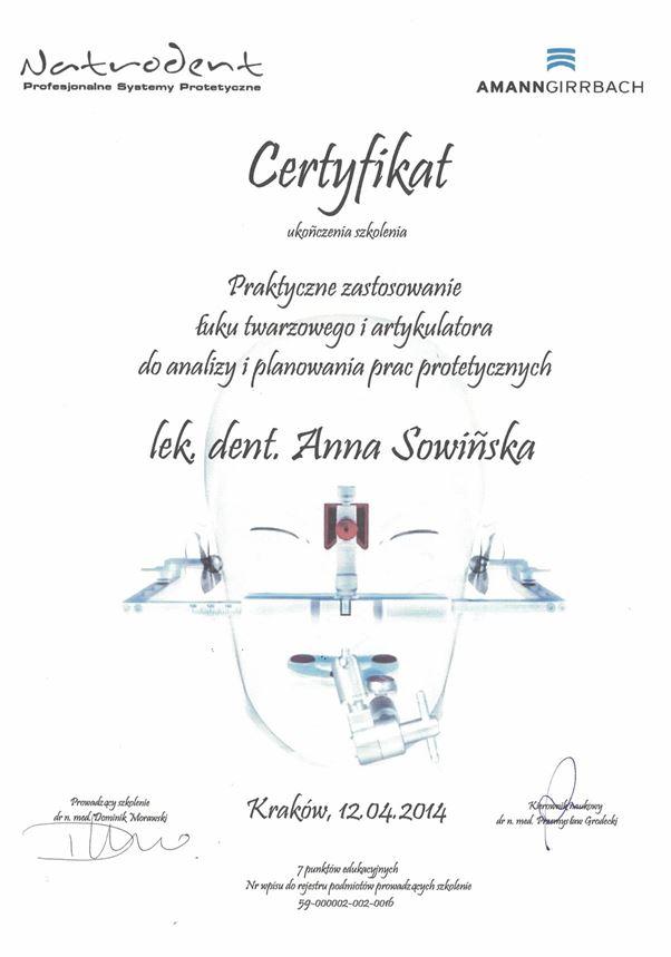 Certyfikat przyznany lek. dent. Annie Sowińskiej za ukończenie szkolenia z zakresu praktycznego wykorzystania łuku twarzowego i artykulatora do planowania prac protetycznych, z dnia 12 kwietnia 2014 r. w Krakowie. Profesjonalny Stomatolog Kraków.