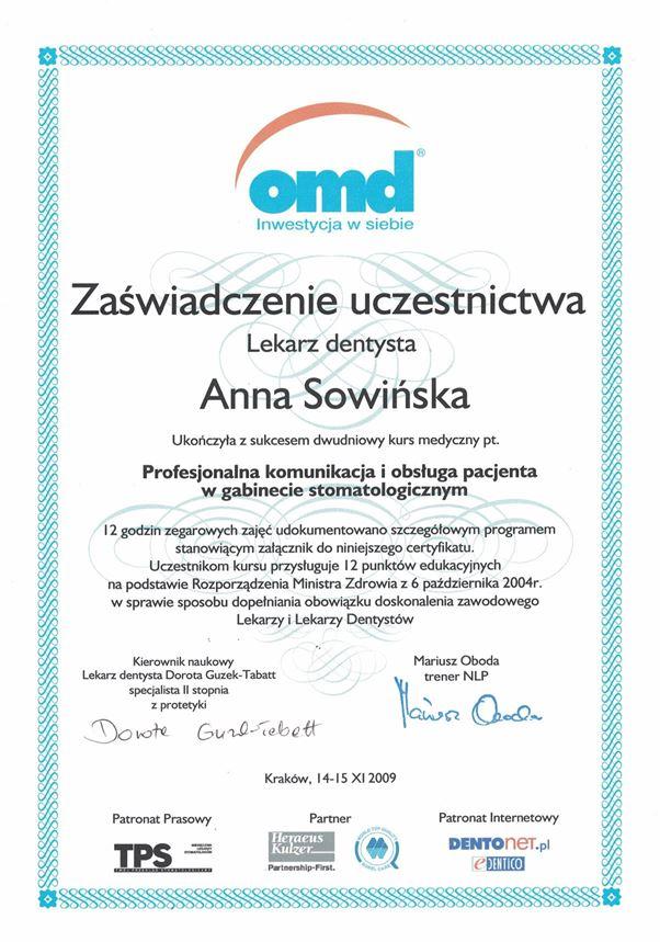 Certyfikat przyznany lekarzowi dentyście Annie Sowińskiej za ukończenie kursu z zakresu profesjonalnej komunikacji i obsługi pacjenta w gabinecie stomatologicznym, podkreślający jej kompetencje w Profesjonalnym Leczeniu Stomatologicznym Kraków, w dniach 14-15 marca 2009 r.