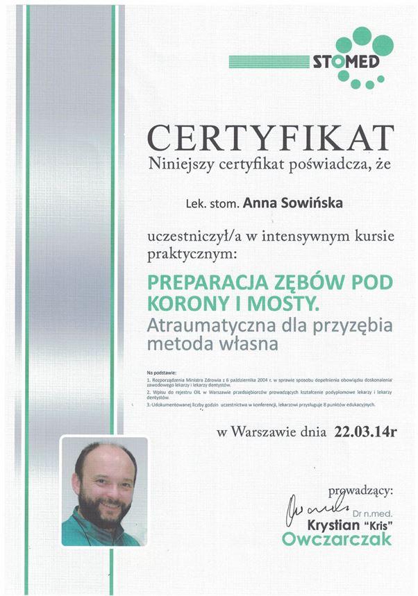 Certyfikat w języku polskim przyznany Annie Sowińskiej za udział w kursie Profesjonalny Stomatolog Kraków dotyczącym preparacji zębów pod korony i mosty. Zawiera szczegóły kursu, zdjęcie mężczyzny i podpisy.