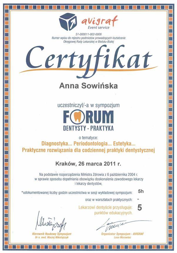Polski certyfikat przyznany Annie Sowińskiej za udział w sympozjum stomatologicznym Forum Dentysty-Praktyka w dniu 26 marca 2011 r. w Krakowie, podkreślający tematykę wydarzenia związaną z Profesjonalnym Leczeniem Dentystycznym Kraków i opatrzony oficjalnymi podpisami.