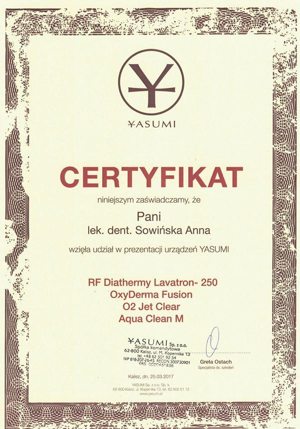 Oficjalny certyfikat w języku polskim z logo YASUMI u góry, przyznany Profesjonalnemu Stomatologowi Kraków lek. dent. Sowińskiej Annie za udział w prezentacji urządzeń YASUMI, z wyszczególnieniem konkretnych urządzeń, z datą 2017 i podpisem na dole.