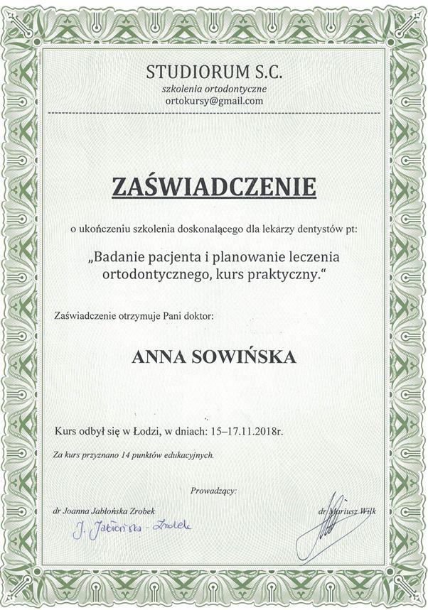 Certyfikat z zieloną ozdobną ramką przyznany Annie Sowińskiej za ukończenie szkolenia ortodontycznego w Łodzi w dniach 15-17 listopada 2018 r., podpisany przez dwóch instruktorów. Profesjonalne Leczenie Dentystyczne Kraków.