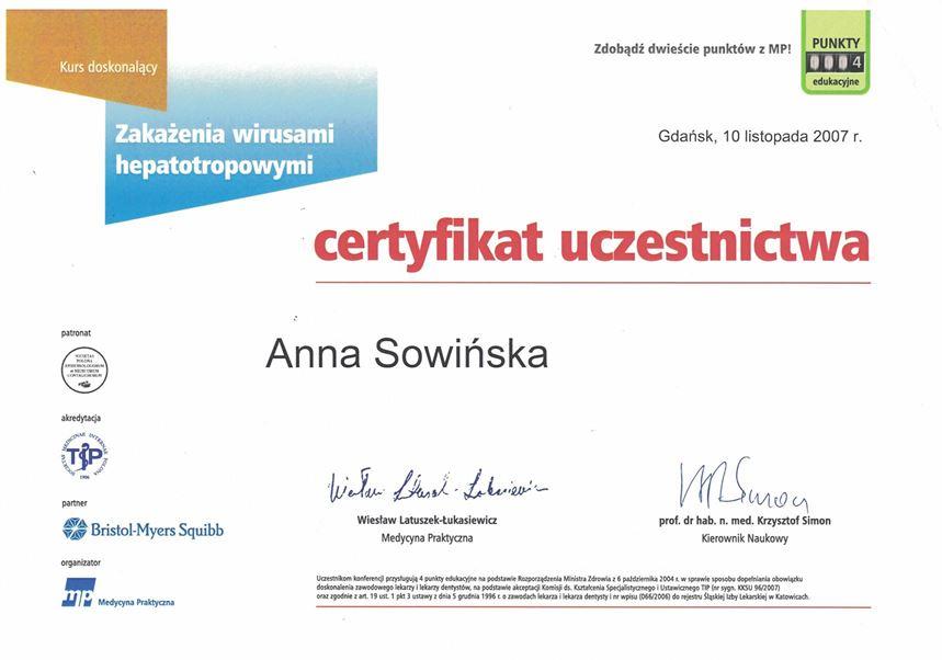 Certyfikat uczestnictwa przyznany Annie Sowińskiej za kurs dotyczący zakażeń wirusem zapalenia wątroby z dnia 10 listopada 2007 r. w Gdańsku. Zawiera szczegóły instytucjonalne i najważniejsze informacje Profesjonalne Leczenie Dentystyczne Kraków.