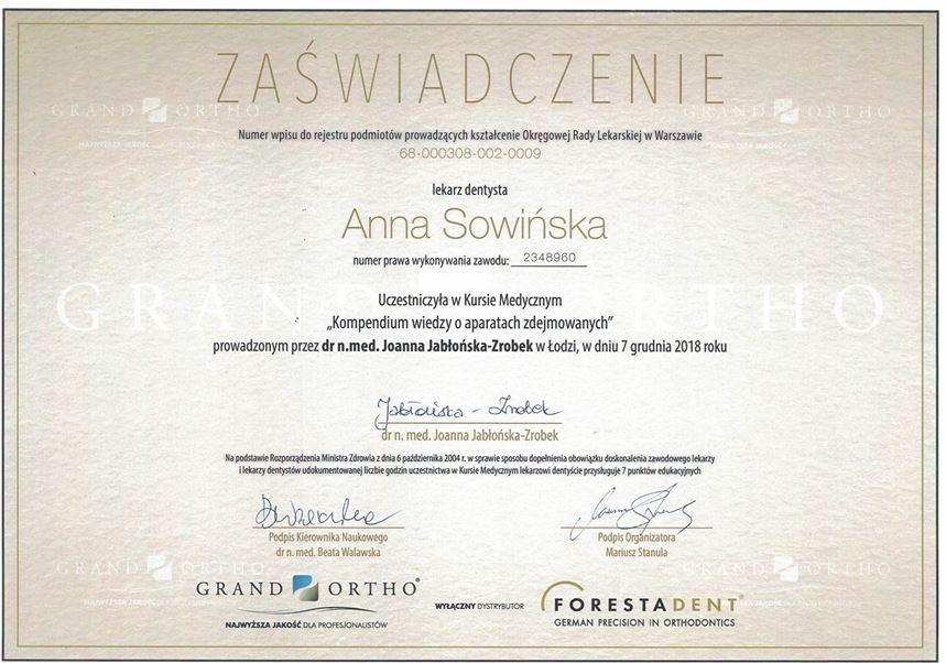 Certyfikat w języku polskim przyznany Annie Sowińskiej za udział w kursie medycznym z zakresu wiedzy stomatologicznej z dnia 7 grudnia 2018 r. z podpisami i logotypami Grand Ortho i ForestaDent, podkreślający Profesjonalny Stomatolog Kraków.