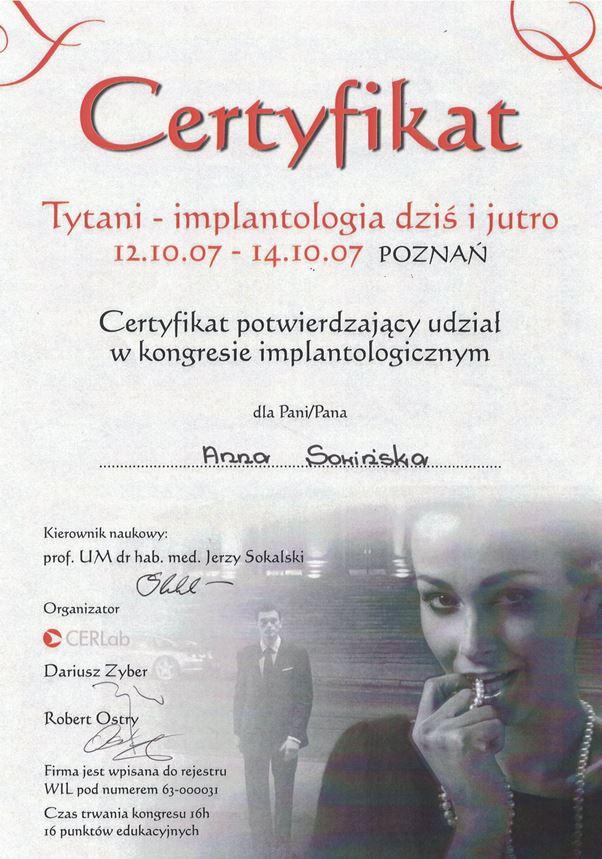 Polski certyfikat dla Anny Sonińskiej potwierdzający udział w kongresie implantologicznym w Poznaniu w dniach 12-14 października 2007 roku. Zawiera szczegóły wydarzenia, podpisy, zdjęcie uśmiechniętej kobiety w skali szarości i podkreśla Profesjonalne Leczenie Dentystyczne Kraków.