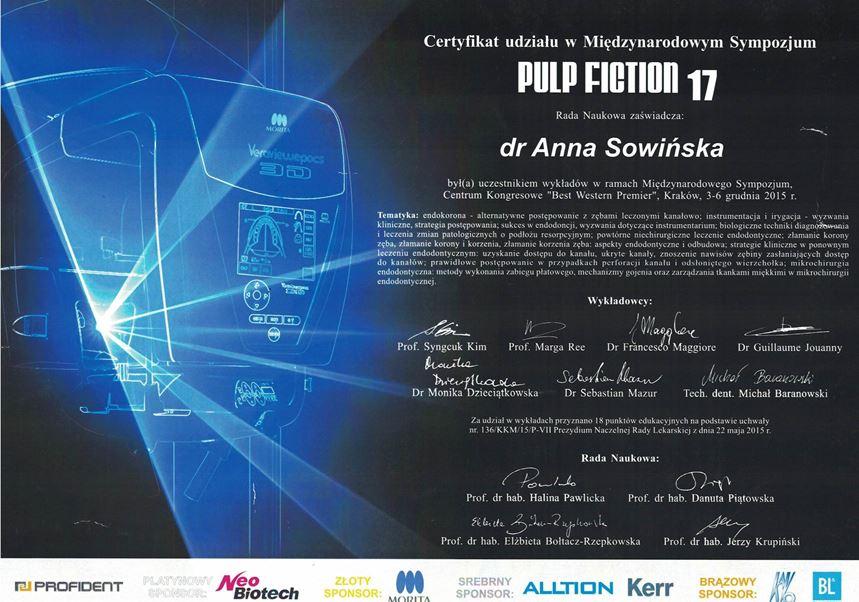 Certyfikat przyznany dr Annie Sowińskiej za udział w Międzynarodowym Sympozjum Pulp Fiction 17, zawierający niebieską ilustrację rentgenowską i oficjalne podpisy. Profesjonalny Stomatolog Kraków jest dumnie wyróżniony wśród sponsorów.