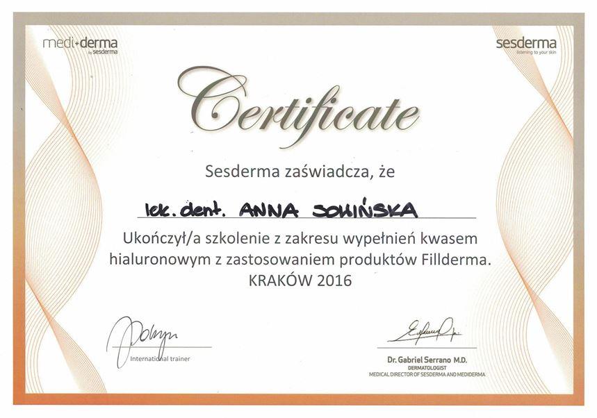 Certyfikat przyznany Annie Sowińskiej za ukończenie szkolenia z wypełniaczy kwasu hialuronowego w Krakowie w 2016 roku. Osiągnięcie to podkreśla jej kompetencje jako Profesjonalnego Stomatologa Kraków. Certyfikat zawiera logo, podpisy i ozdobną ramkę.