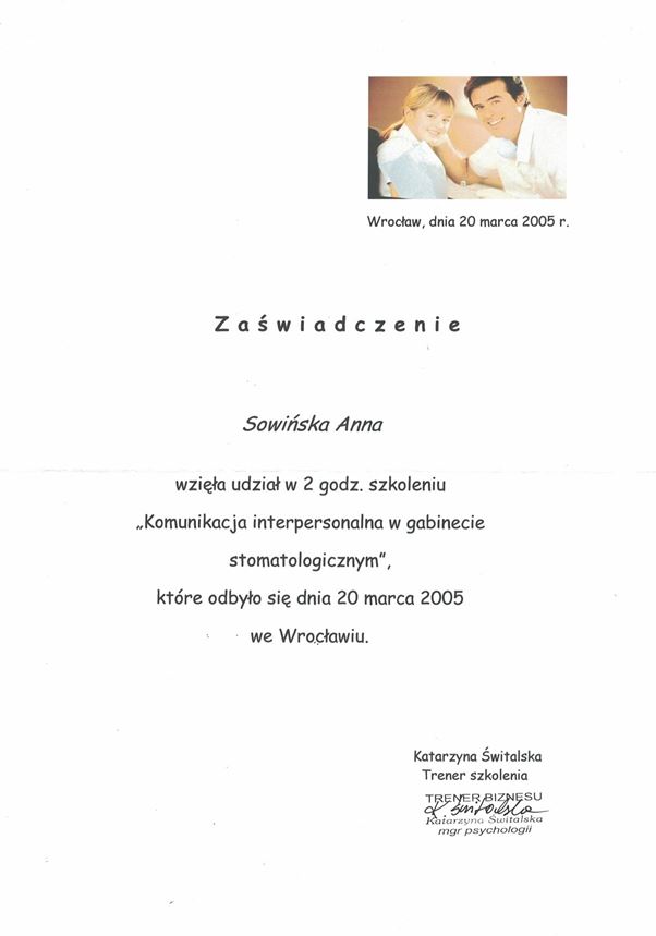 Certyfikat dla Sowińskiej Anny za udział w 2-godzinnym szkoleniu z komunikacji stomatologicznej w dniu 20 marca 2005 r. we Wrocławiu. Zawiera zdjęcie dwóch osób, imię i nazwisko organizatora, oficjalne podpisy oraz notkę o Profesjonalnym dentyście Kraków.