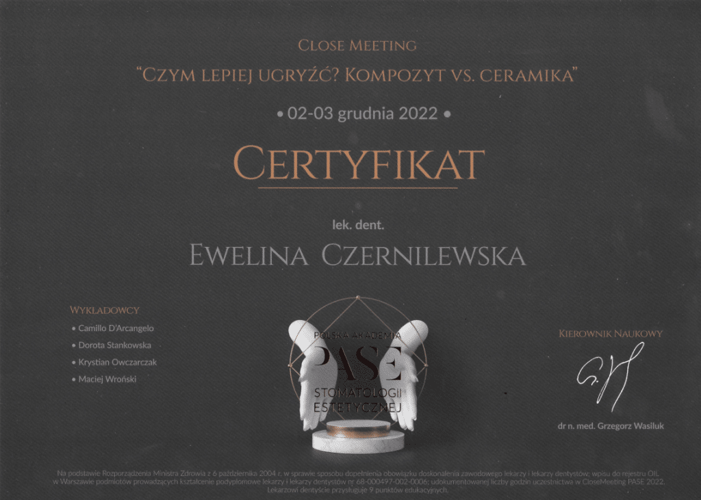 Certyfikat dla Eweliny Czernilewskiej za udział w spotkaniu zamkniętym Czym Lepiej Ugryźć? Kompozyt vs. Ceramika, które odbyło się w dniach 2-3 grudnia 2022 r. wraz z wykładowcami i opiekunem naukowym. Profesjonalne Leczenie Dentystyczne Kraków.