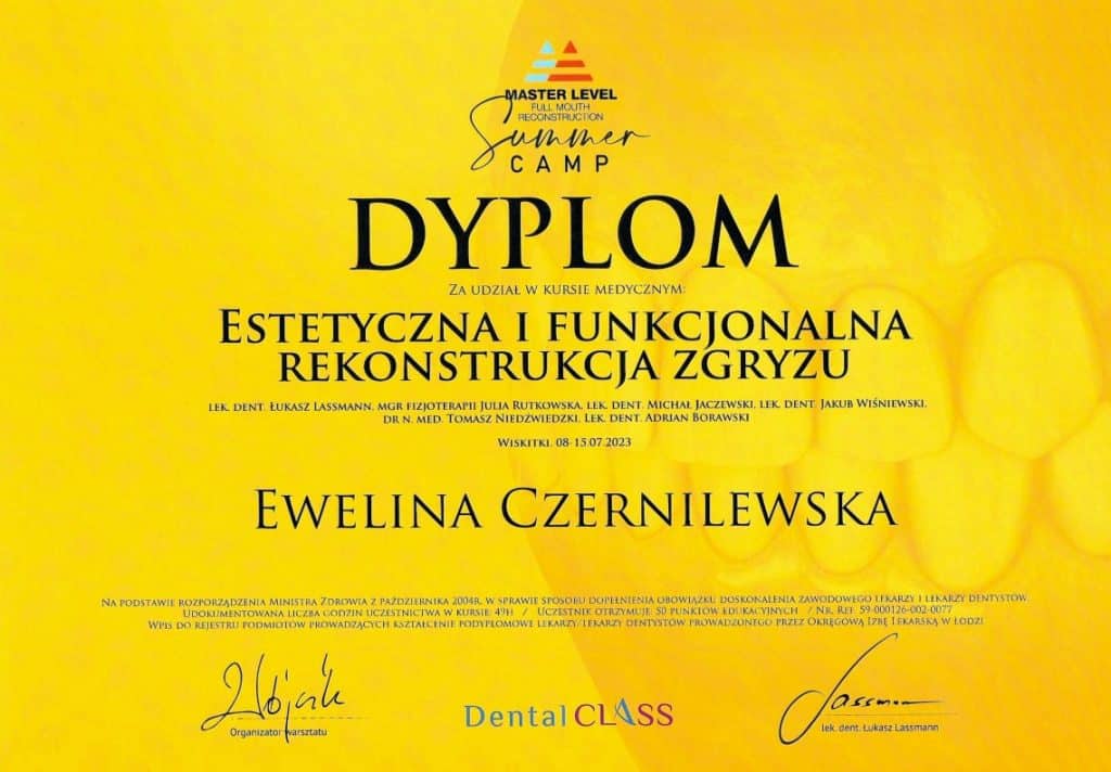 Żółty certyfikat z czarnym tekstem, logo i podpisami, przyznany Ewelinie Czernilewskiej za ukończenie kursu estetycznej i funkcjonalnej rekonstrukcji zgryzu. Uznany przez Dental Class Master Level za ekspertyzę Profesjonalny Stomatolog Kraków.