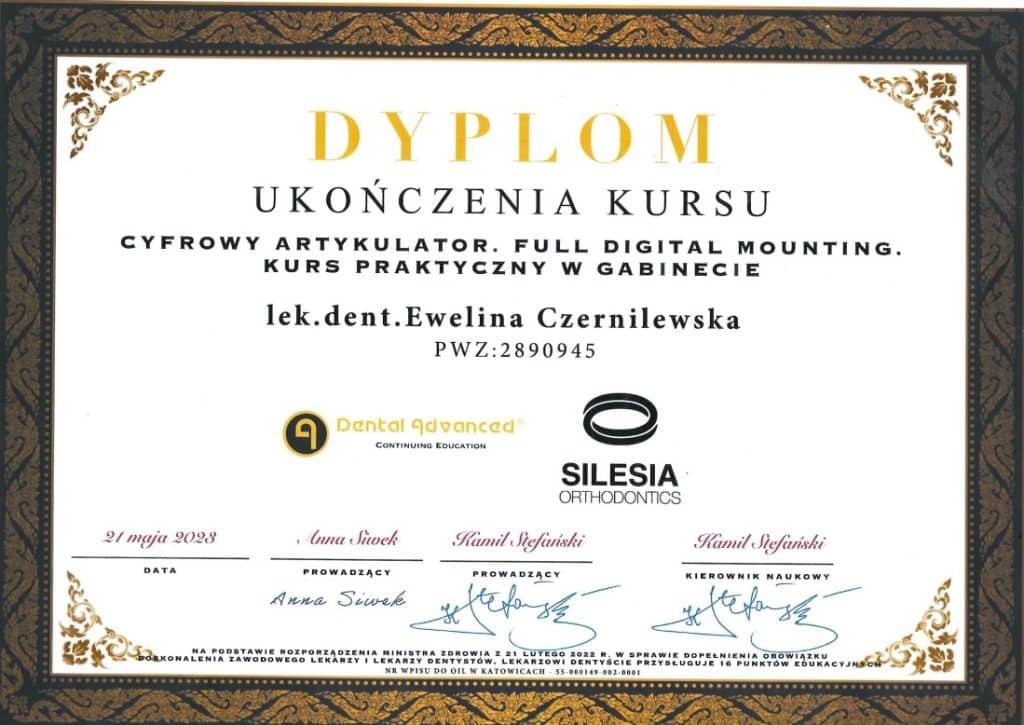 Dyplom ukończenia kursu w pełnym montażu cyfrowym dla dr Eweliny Czernilewskiej, podkreślający jej kompetencje jako Profesjonalnego Dentysty Kraków. Dokument zawiera logotypy, podpisy, polski tekst oraz ozdobne złoto-czarne obramowanie.