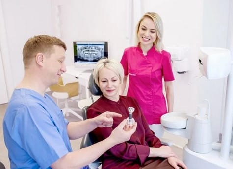 założyć implant, warto warto wszczepić implant