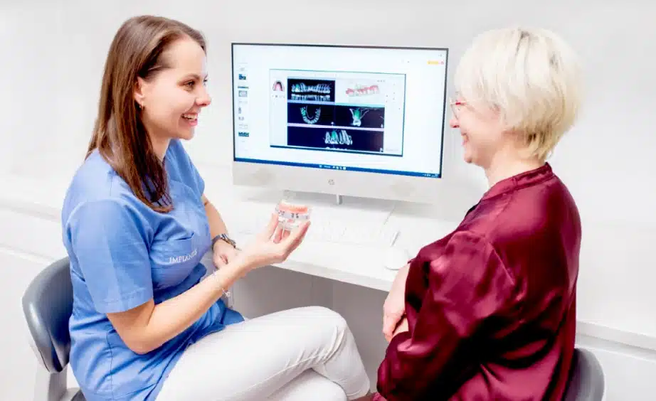 Dentystka konsultuje z pacjentką rezultaty rtg zębów.