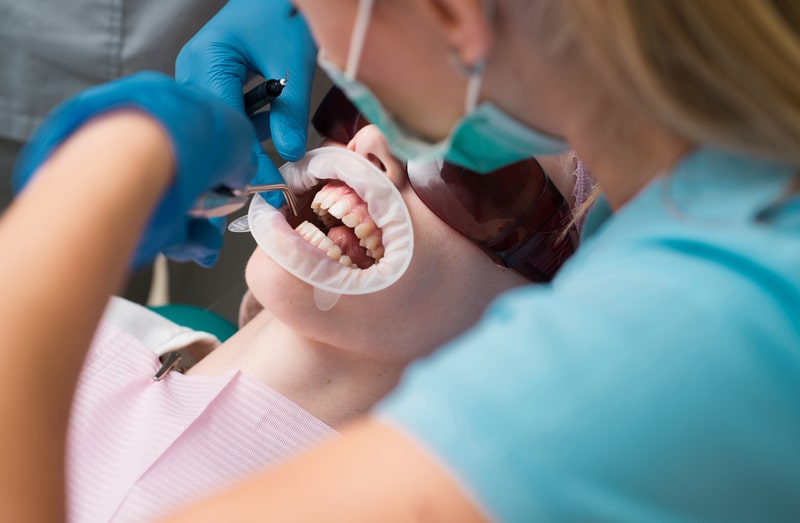 wybielanie zębów w Implantis Kraków