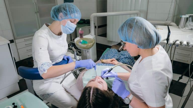 zakładanie wypełnień dentystycznych