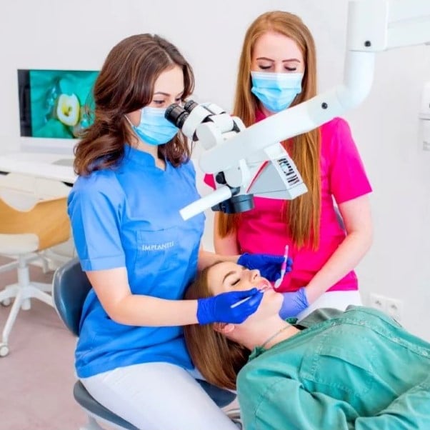 Endodoncja mikroskopowa zęba – leczenie kanałowe w Implantis Kraków