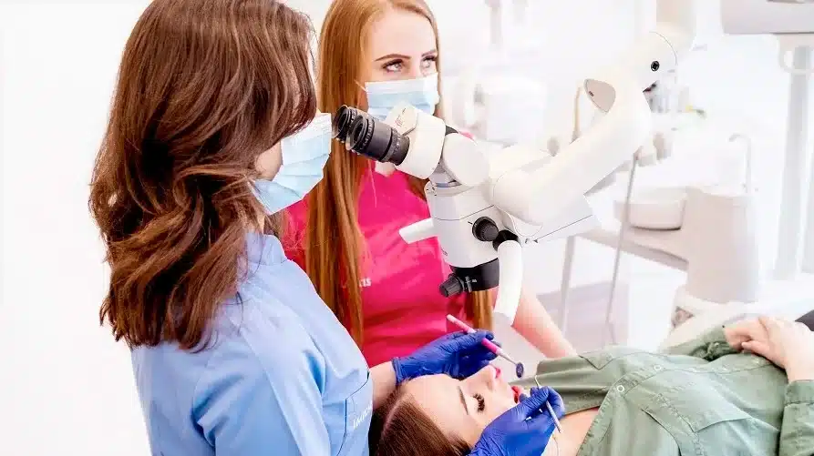 Mikroskop stomatologiczny używany w leczeniu kanałowym w Krakowie – klinika Implantis