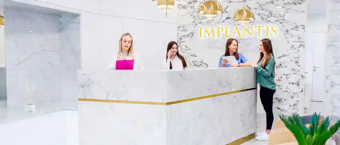 Implantis – Klinika Stomatologiczna: lek. dent. T. Bobek (PWZ: 1304071), lek. dent. T. Marecik (PWZ: 3398162), lek. dent. K. Wójcik (PWZ: 2646668), lek. stom. E. Czernilewska (PWZ: 2890945), lek. dent. M. Koralewicz (PWZ: 2954935), Nr księgi rejestrowej RPWDL: 000000168826