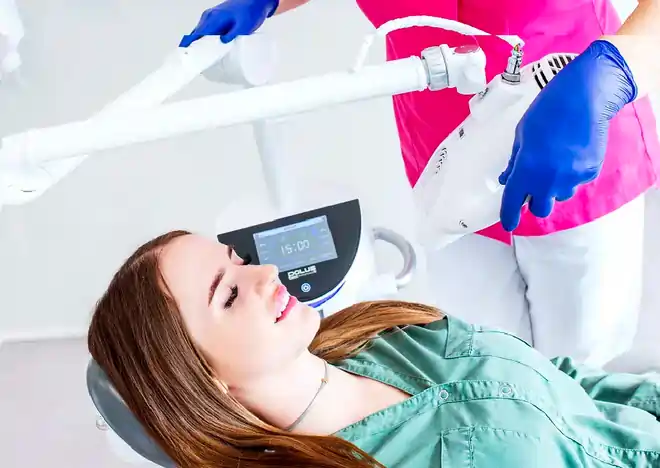 Zabieg wybielania lampą Beyond wykonywany przez lek. stom. Ewelina Czernilewska Lekarz stomatolog, ekspert stomatologii estetycznej | Numer PWZ: 2890945
